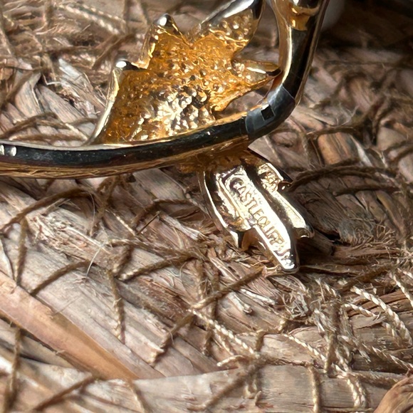 VINTAGE DAISY CASTLECLIFF FAUX PEARL WITH RED STONE & GOLD TONE BROOCH - Picture 9 of 15